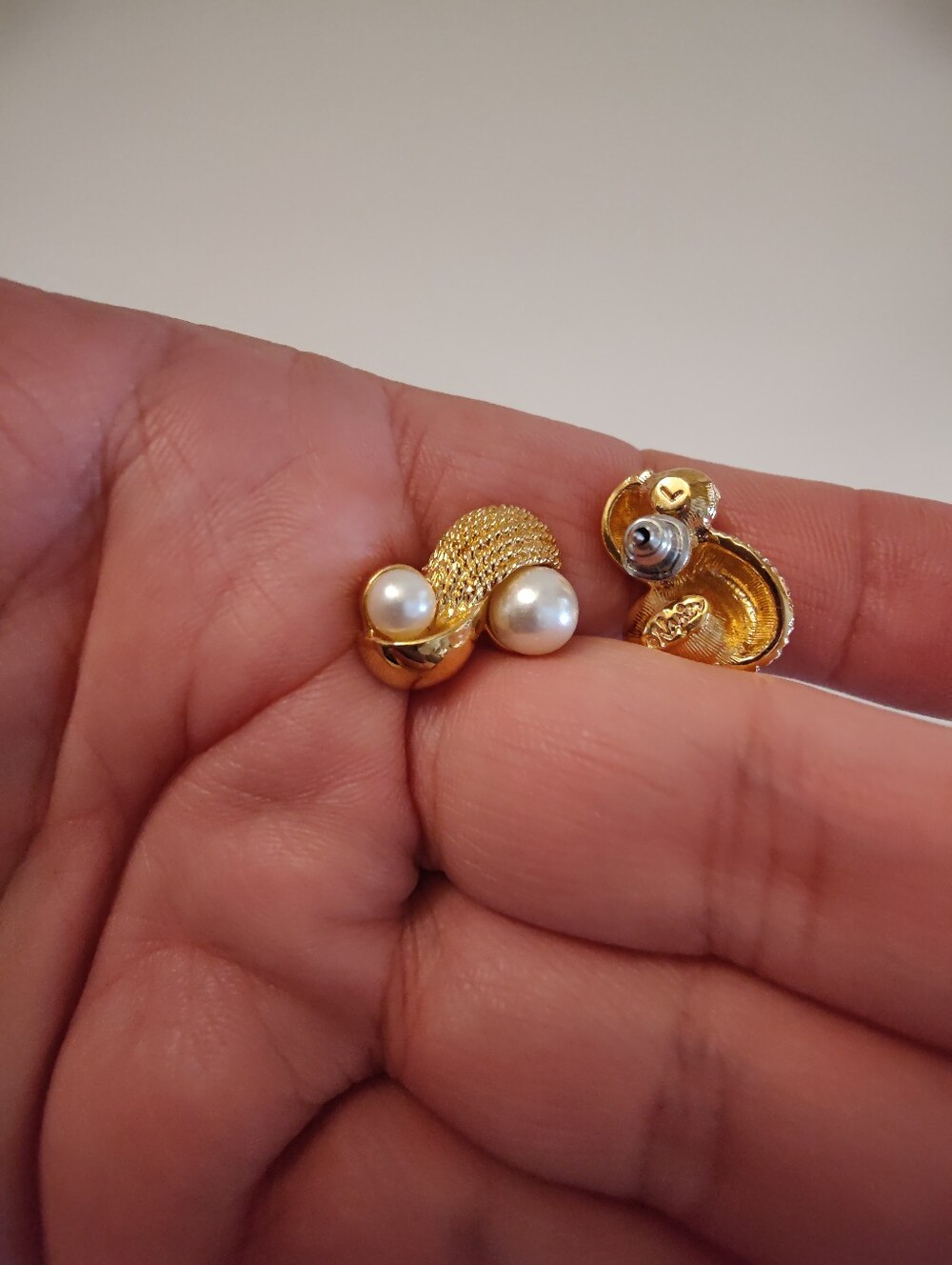 Signed Napier Faux Pearl Gold Tone Swirl Earrings Vintage Designer Pearl Stud - Picture 11 of 12